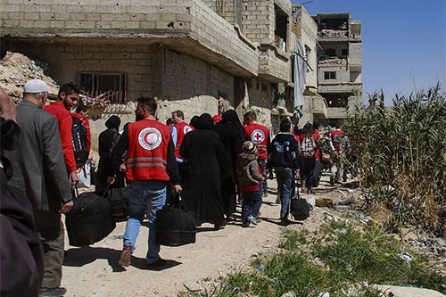 Miles de civiles abandonan Ghouta Oriental a través de un corredor seguro